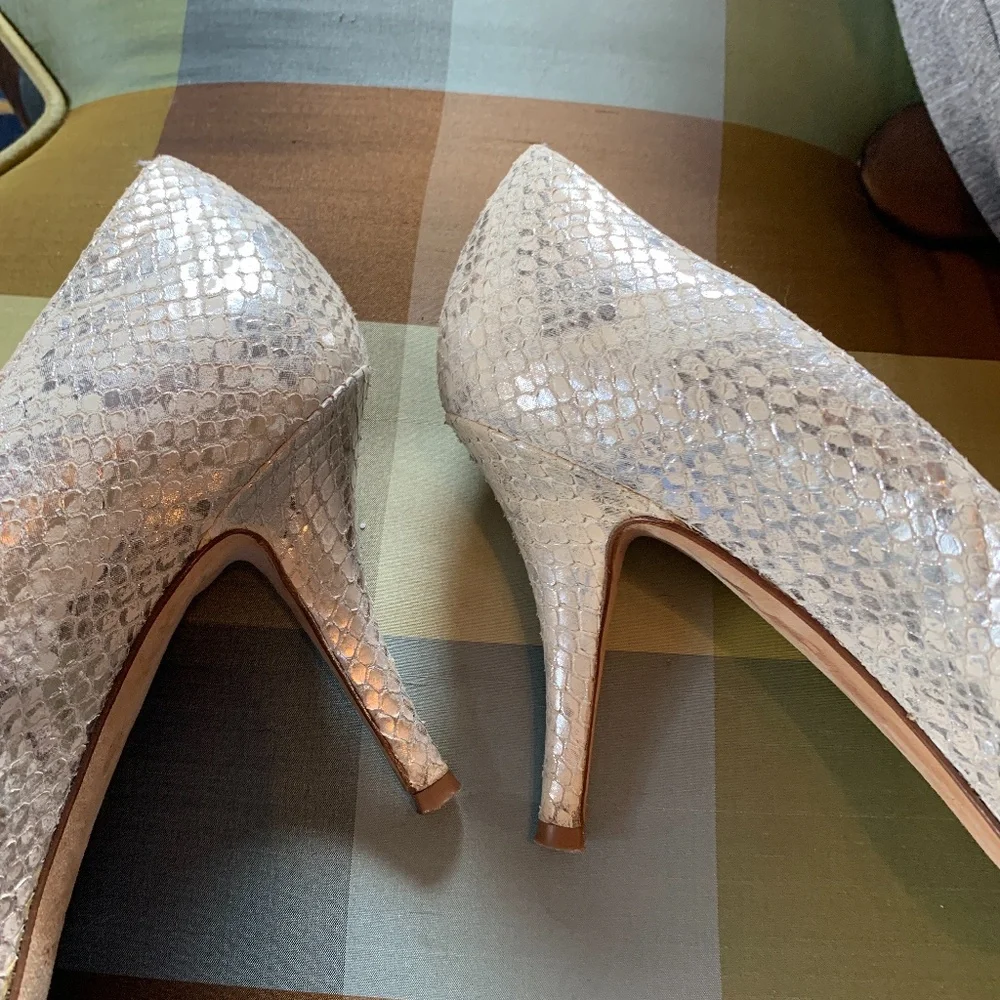 Kate soade silver bow shoes. Worn about 5 times. Mark’s on bottom but great conf